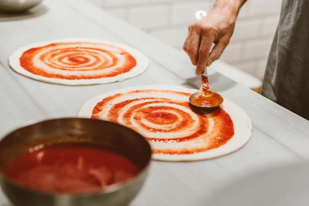 cocinero en produccion: masa de pizzas y salsa de tomate - Pizza Pizzuela Marbella